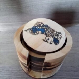 dessous de verre en epoxy et  sapin gravure koi