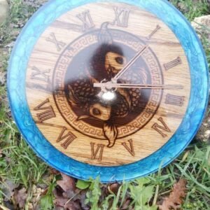 Horloge Murale Yin Yang Koi Gravé en Châtaignier & Époxy Bleu (Ø 35cm) – vue de détail
