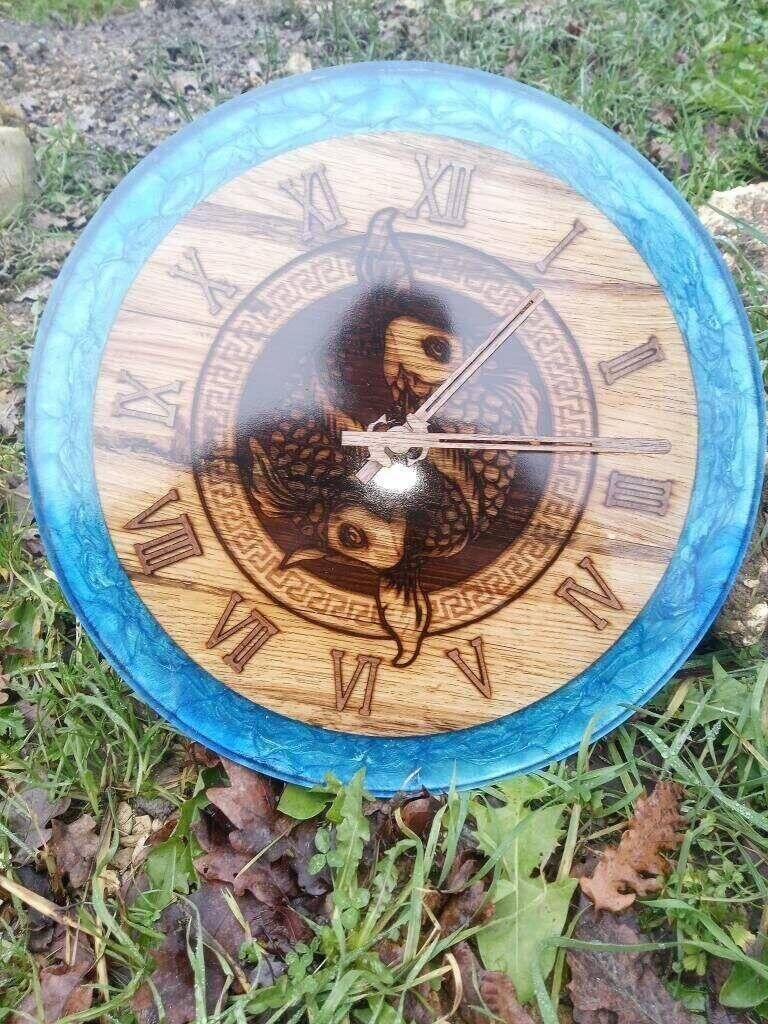 Horloge Murale Yin Yang Koi Gravé en Châtaignier & Époxy Bleu (Ø 35cm) – vue de détail