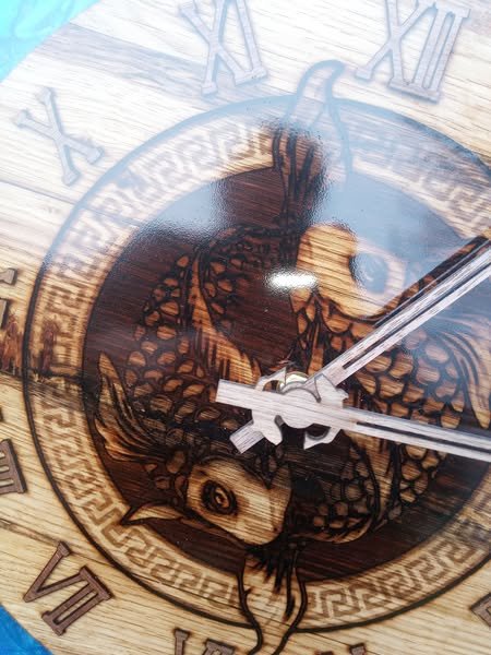 Horloge Murale Yin Yang Koi Gravé en Châtaignier & Époxy Bleu (Ø 35cm) – vue d’ensemble