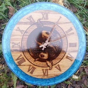 Horloge Murale Yin Yang Koi Gravé en Châtaignier & Époxy Bleu (Ø 35cm)