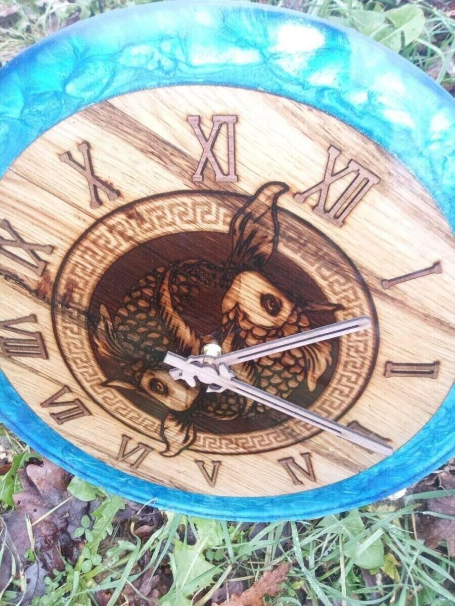 Horloge Murale Yin Yang Koi Gravé en Châtaignier & Époxy Bleu (Ø 35cm) – gros plan sur la finition