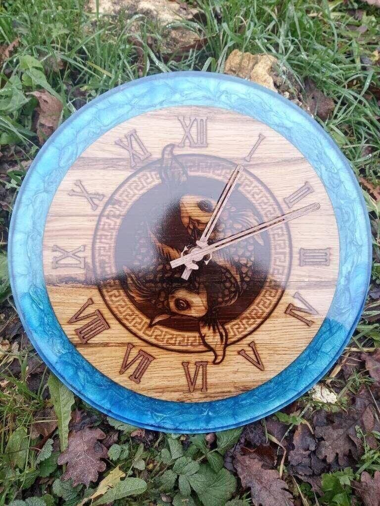 Horloge Murale Yin Yang Koi Gravé en Châtaignier & Époxy Bleu (Ø 35cm)