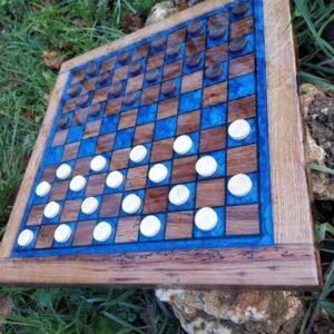 Jeu de Dames en Chêne Massif & Résine Époxy Bleu Océan – vue de détail
