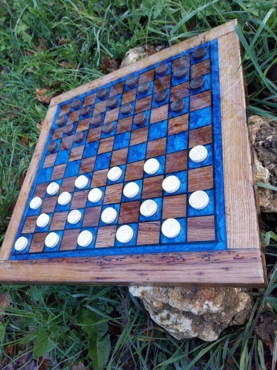 Jeu de Dames en Chêne Massif & Résine Époxy Bleu Océan – vue de détail