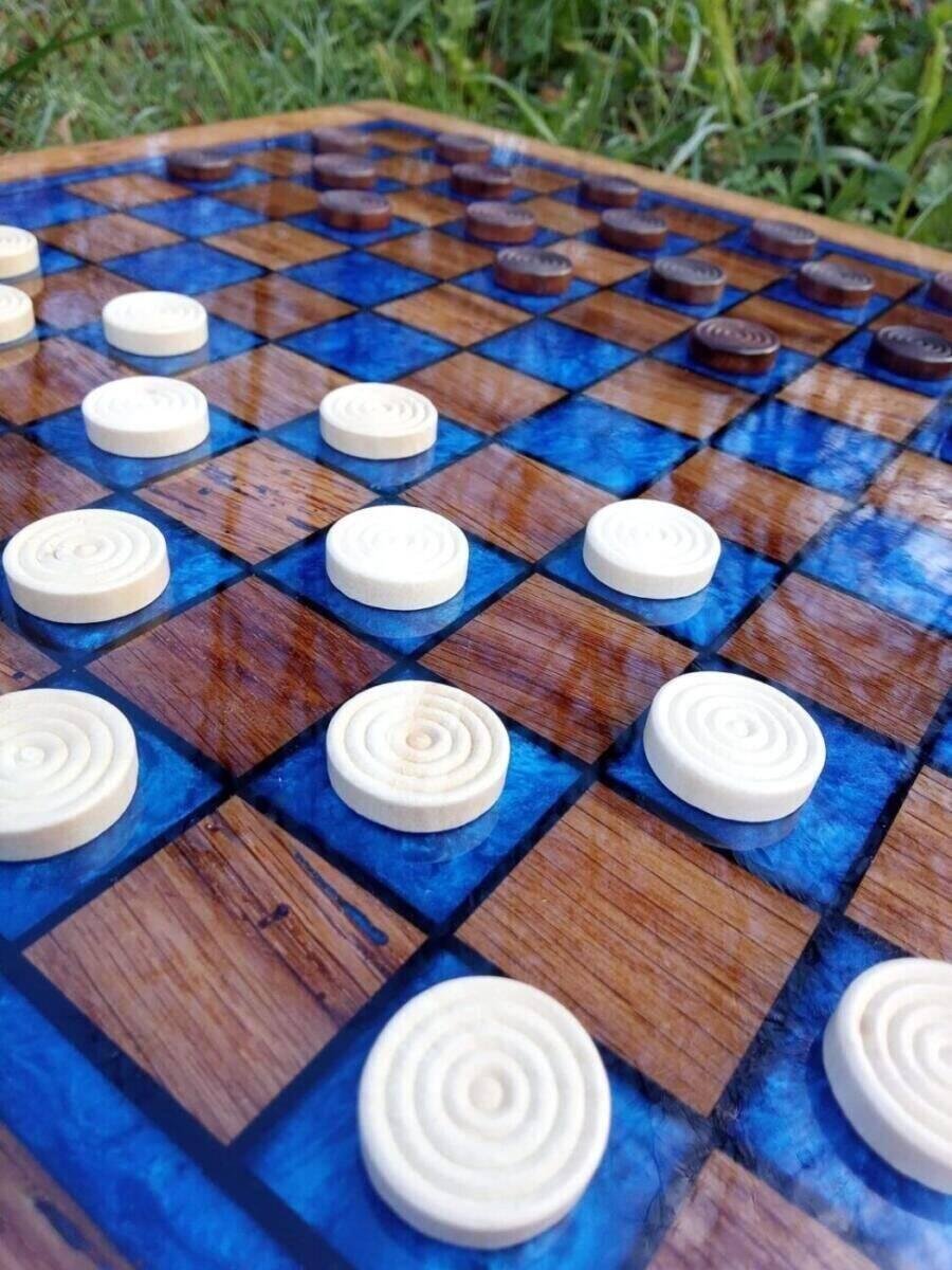 Jeu de Dames en Chêne Massif & Résine Époxy Bleu Océan – vue d’ensemble