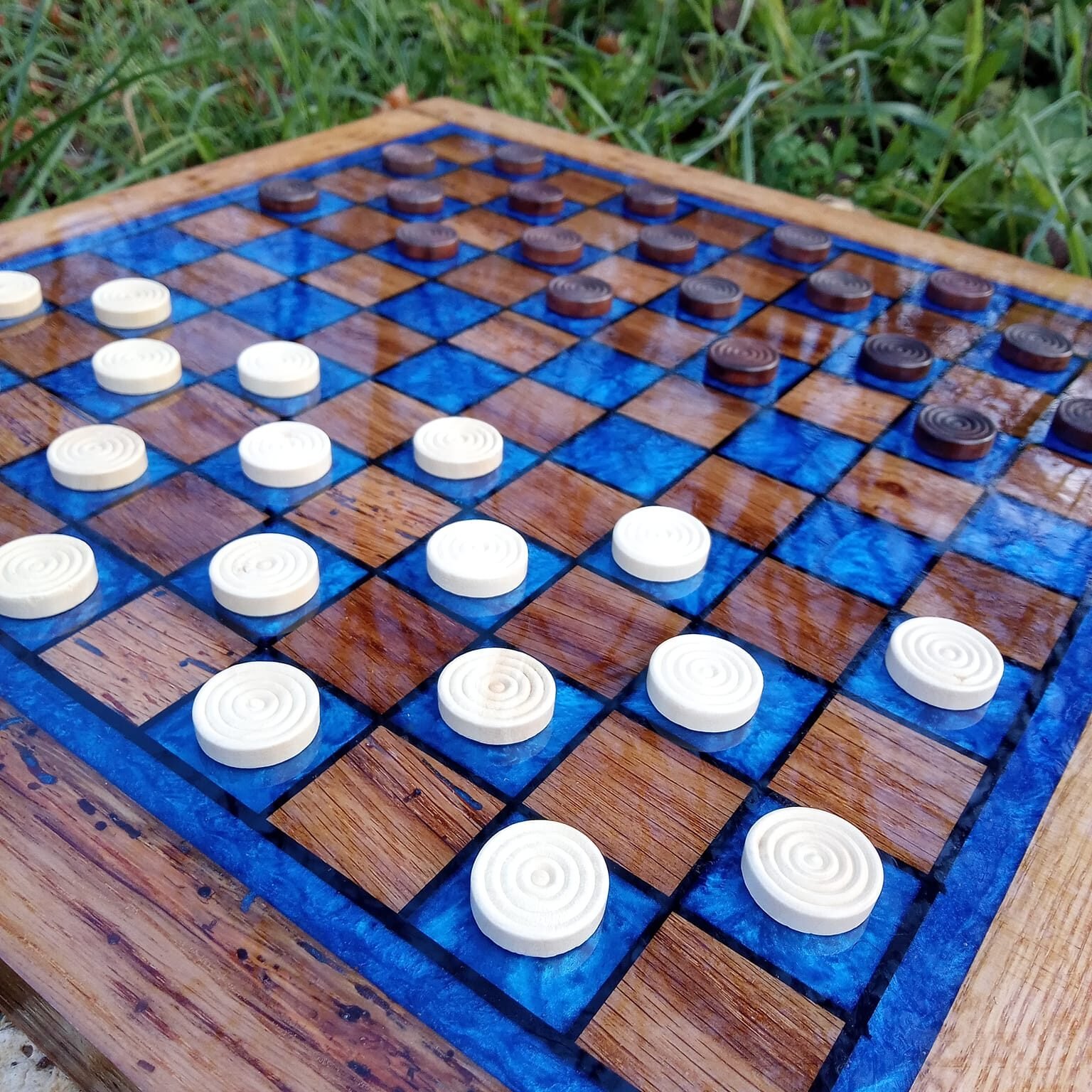 Jeu de Dames en Chêne Massif & Résine Époxy Bleu Océan