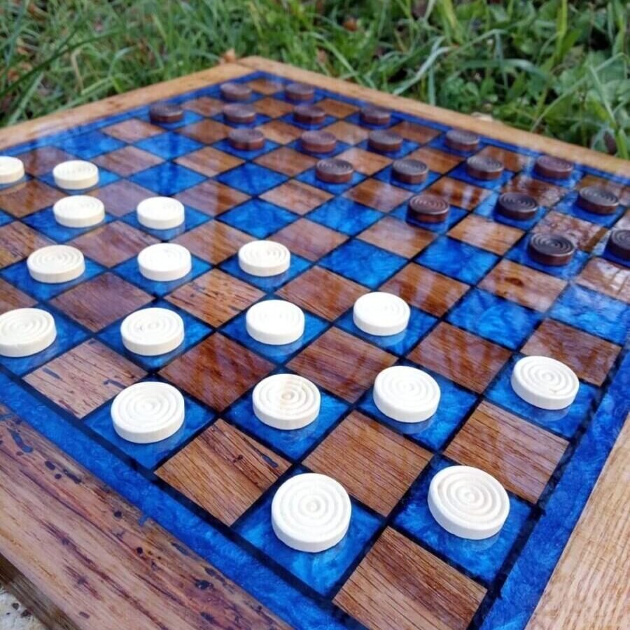 Jeu de Dames en Chêne Massif & Résine Époxy Bleu Océan – gros plan sur la finition