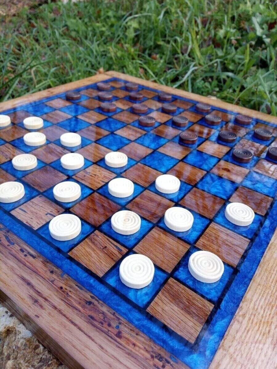 Jeu de Dames en Chêne Massif & Résine Époxy Bleu Océan – gros plan sur la finition