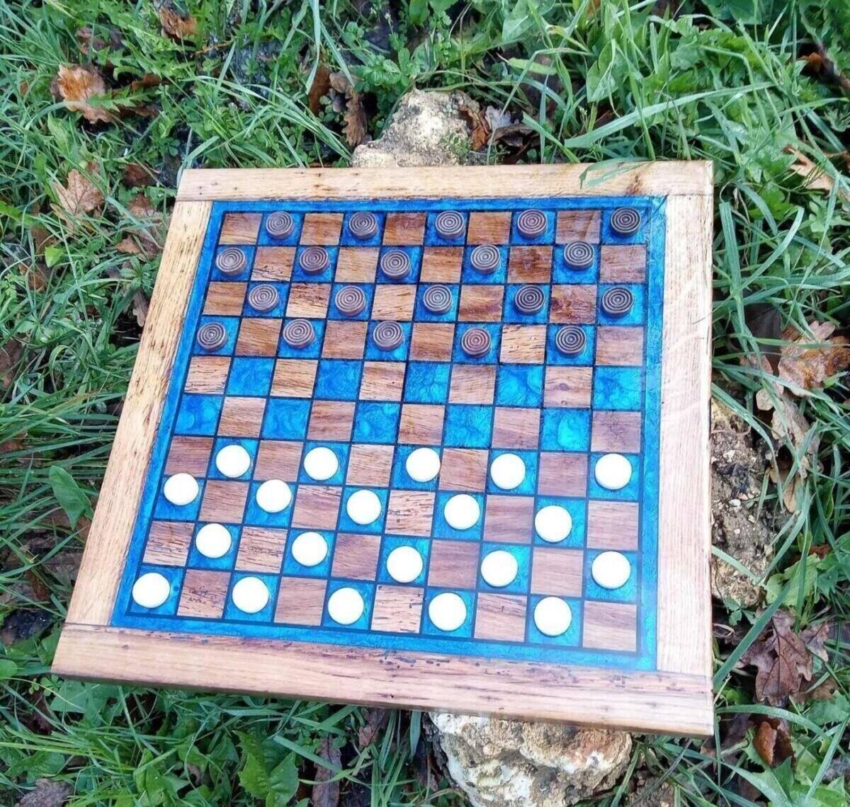 Jeu de Dames en Chêne Massif & Résine Époxy Bleu Océan