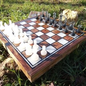 Échiquier Artisanal en Orme Teinté, Chêne et Époxy Nacré – vue de détail