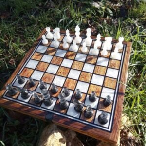 Échiquier Artisanal en Orme Teinté, Chêne et Époxy Nacré