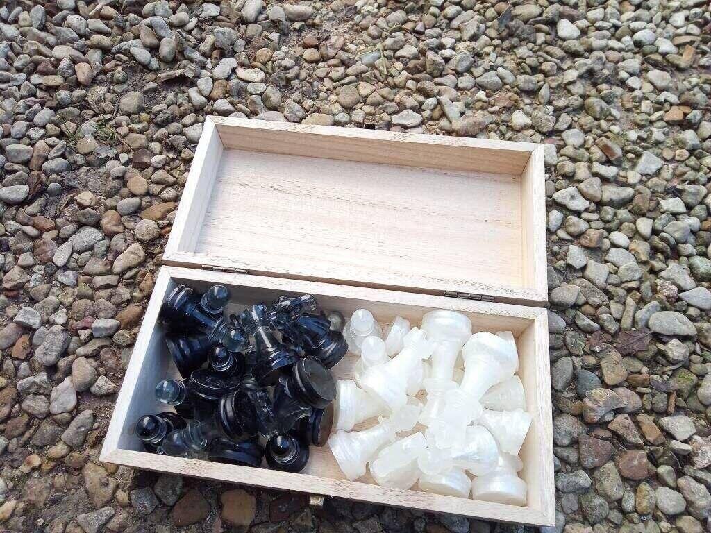 Échiquier Artisanal en Orme Teinté, Chêne et Époxy Nacré – vue de côté