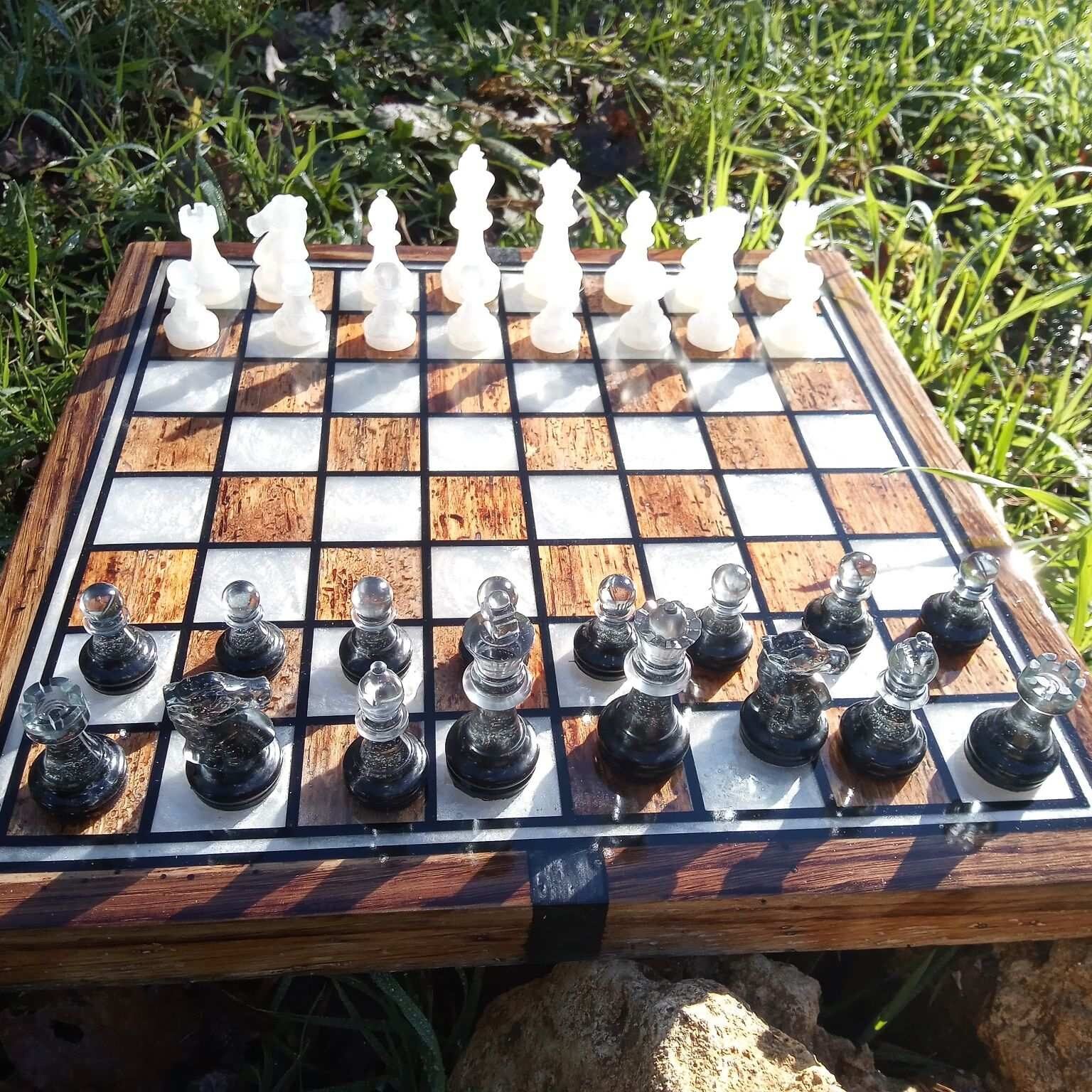 Échiquier Artisanal en Orme Teinté, Chêne et Époxy Nacré