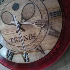 Horloge Thème Tennis en Châtaignier Gravé & Résine Époxy Rouge (Ø 35cm) – vue de détail