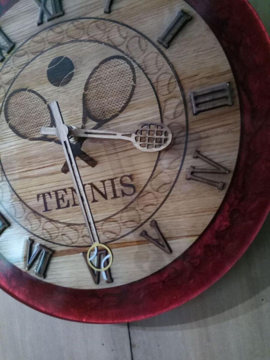 Horloge Thème Tennis en Châtaignier Gravé & Résine Époxy Rouge (Ø 35cm) – vue de détail