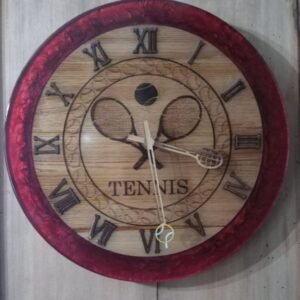 Horloge Thème Tennis en Châtaignier Gravé & Résine Époxy Rouge (Ø 35cm)