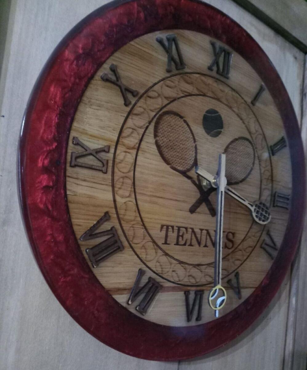 Horloge Thème Tennis en Châtaignier Gravé & Résine Époxy Rouge (Ø 35cm) – vue d’ensemble