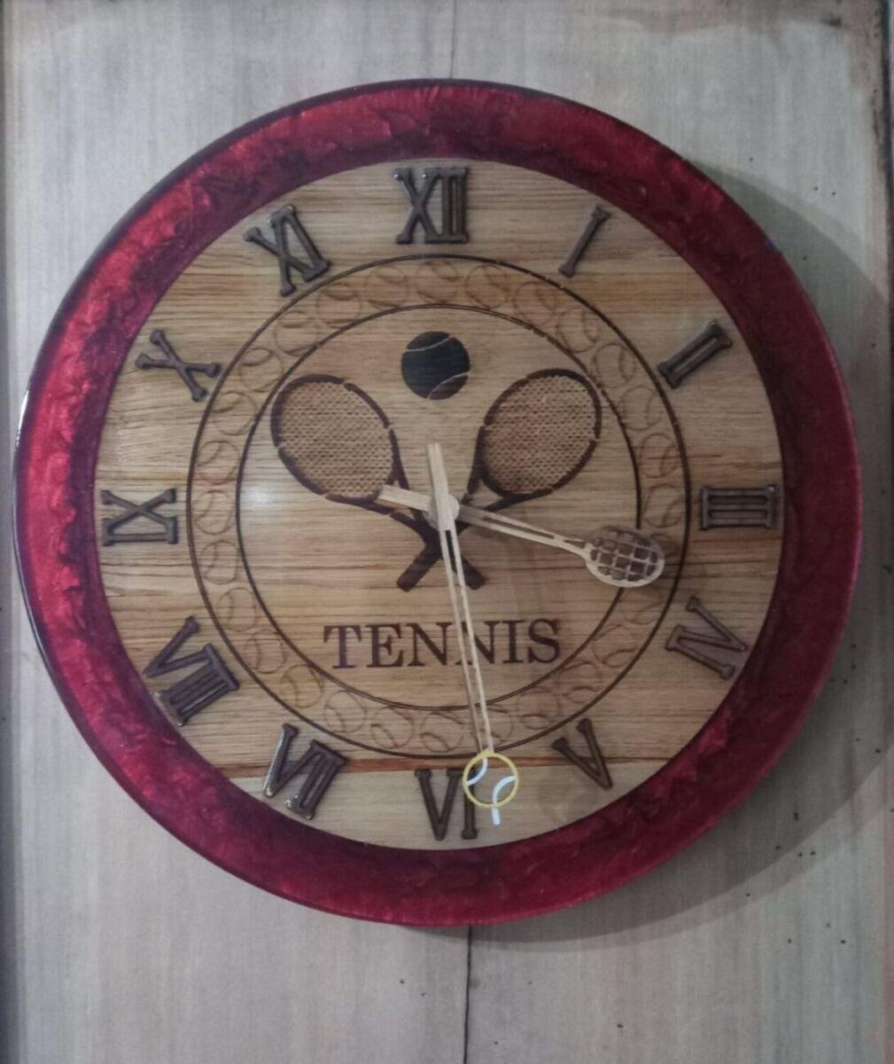 Horloge Thème Tennis en Châtaignier Gravé & Résine Époxy Rouge (Ø 35cm)