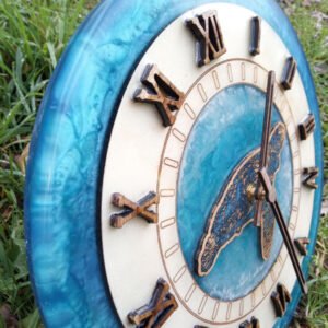 horloge « tortue »en bois et epoxy bleu – vue de détail