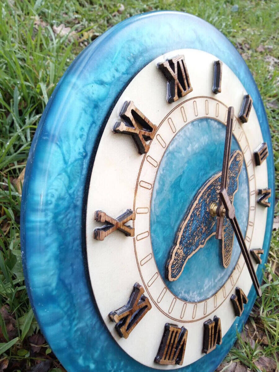 horloge « tortue »en bois et epoxy bleu – vue de détail