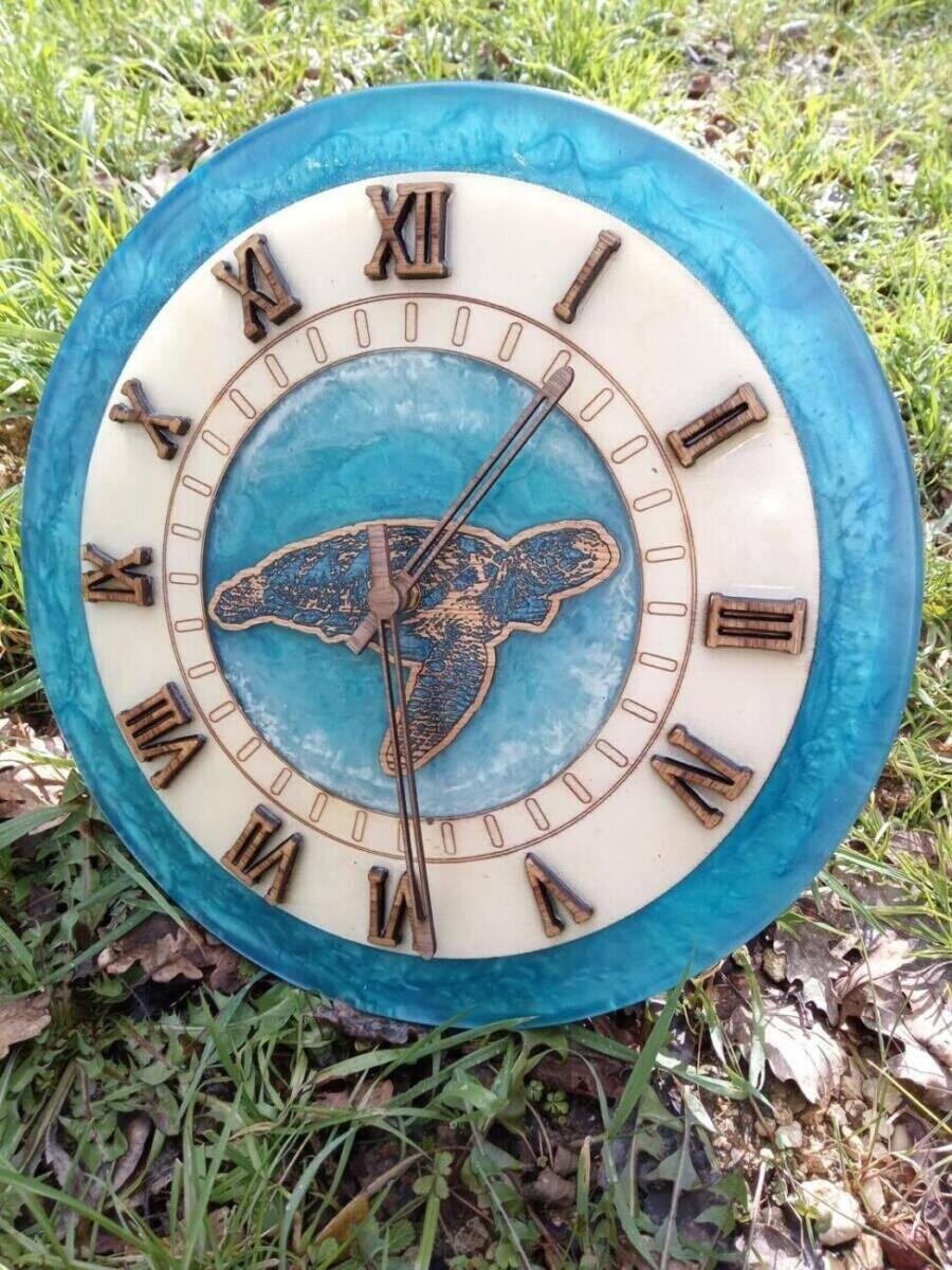 horloge « tortue »en bois et epoxy bleu – vue d’ensemble