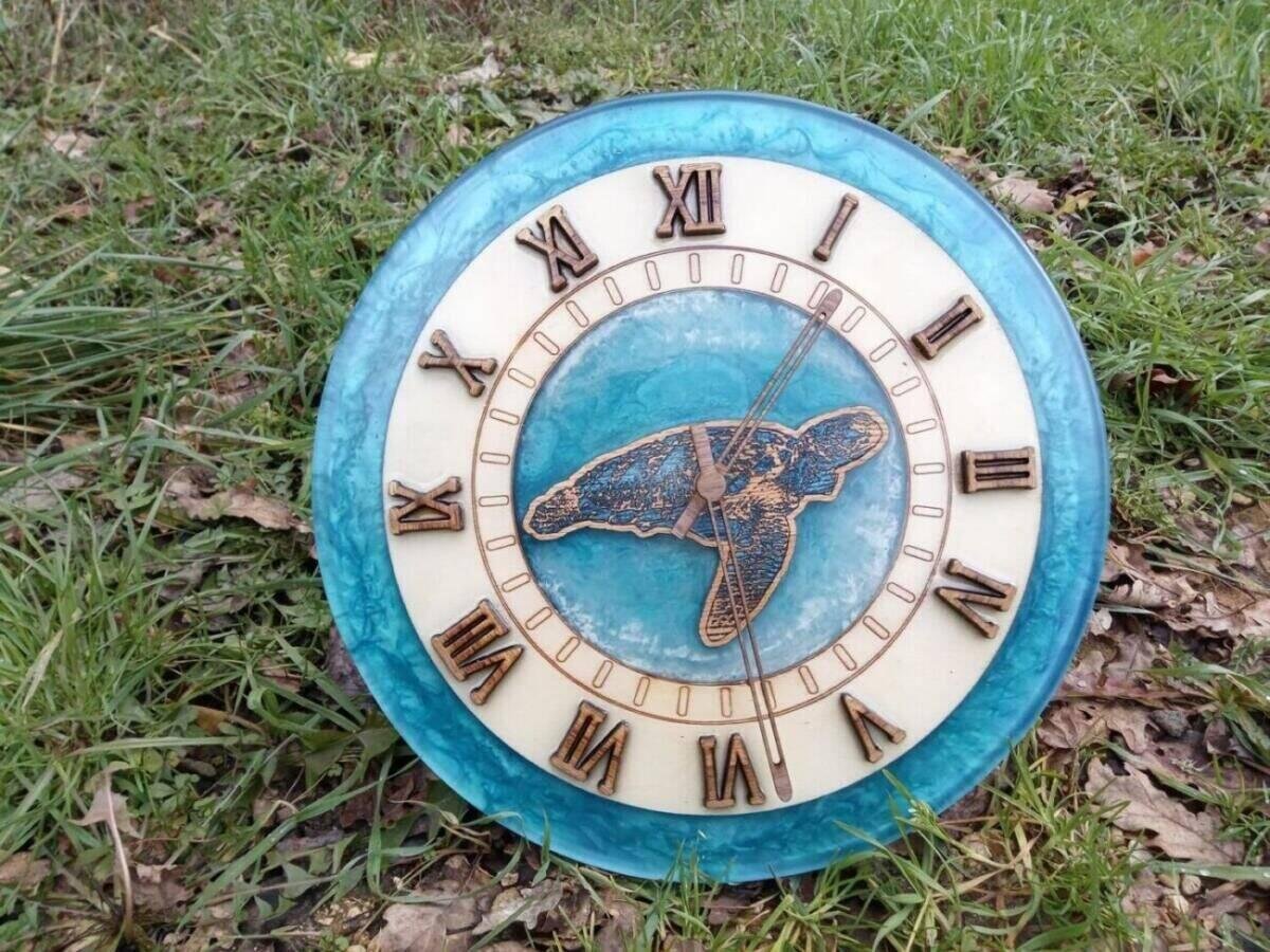 horloge « tortue »en bois et epoxy bleu