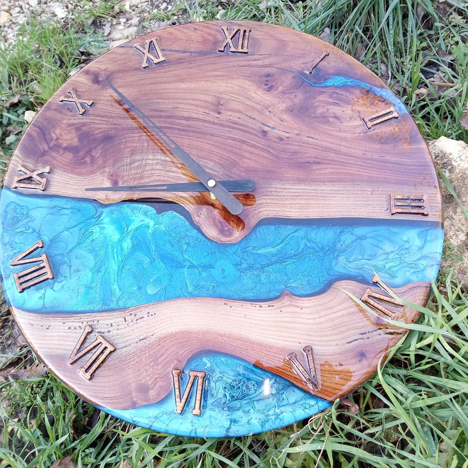 horloge bois et epoxy 50 cm, en chene et epoxy bleu aiguille en bois