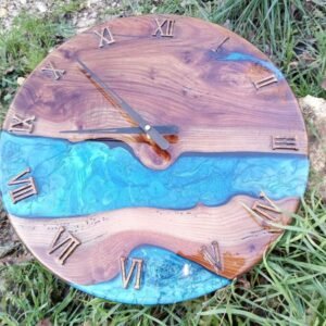 Horloge Murale « River » en Chêne Massif & Résine Époxy Bleue