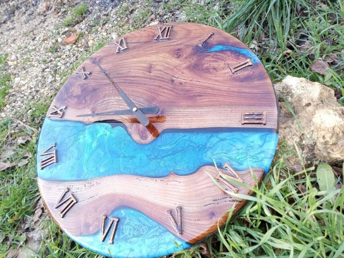 Horloge Murale « River » en Chêne Massif & Résine Époxy Bleue – vue de détail