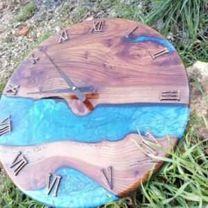 Horloge Murale « River » en Chêne Massif & Résine Époxy Bleue – vue de détail