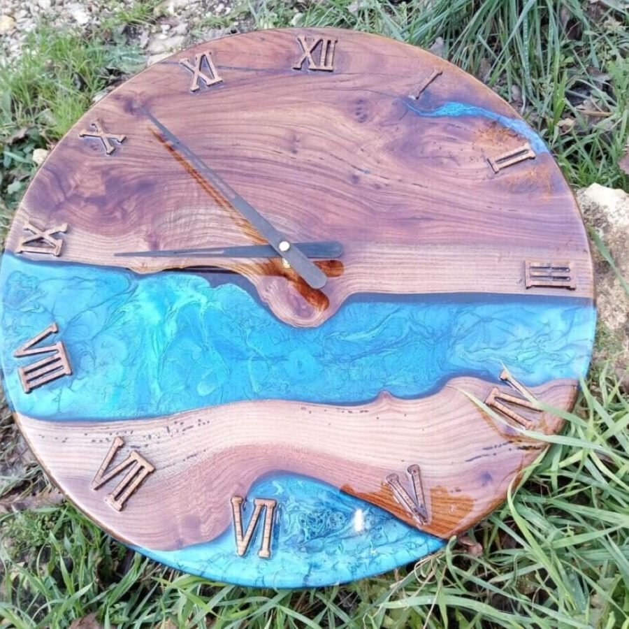 Horloge Murale « River » en Chêne Massif & Résine Époxy Bleue