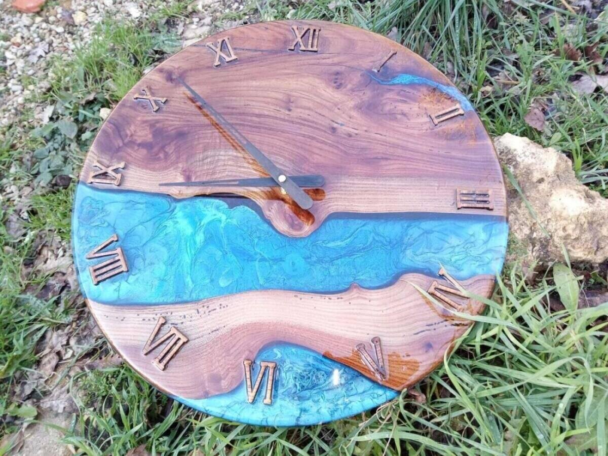 Horloge Murale « River » en Chêne Massif & Résine Époxy Bleue