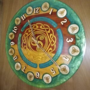 Horloge Celtique « Nœud de Vie » – Orme Massif & Résine Époxy