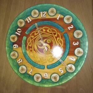Horloge Celtique « Nœud de Vie » – Orme Massif & Résine Époxy – vue de détail