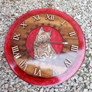 horloge « chat »en bois et epoxy rouge – vue de détail