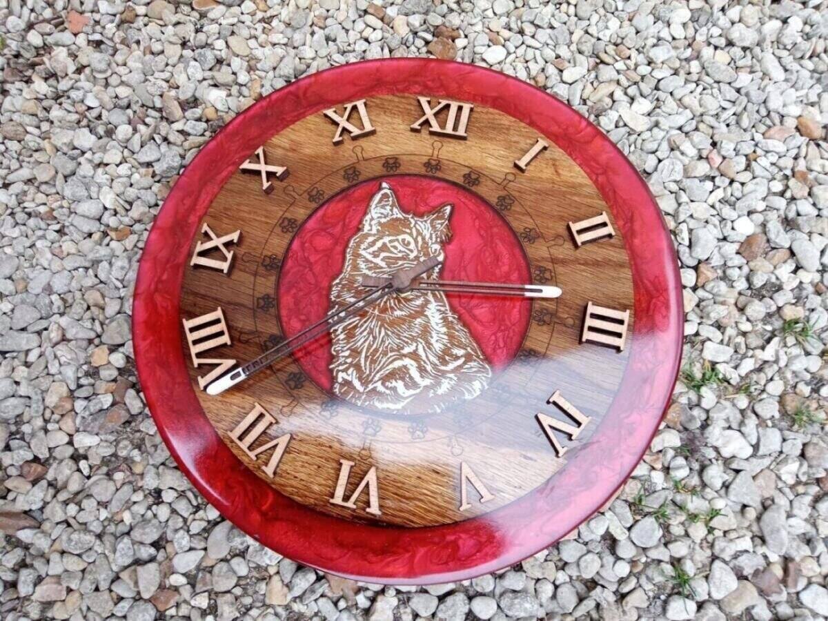 horloge « chat »en bois et epoxy rouge – vue de détail