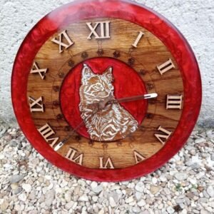 horloge « chat »en bois et epoxy rouge