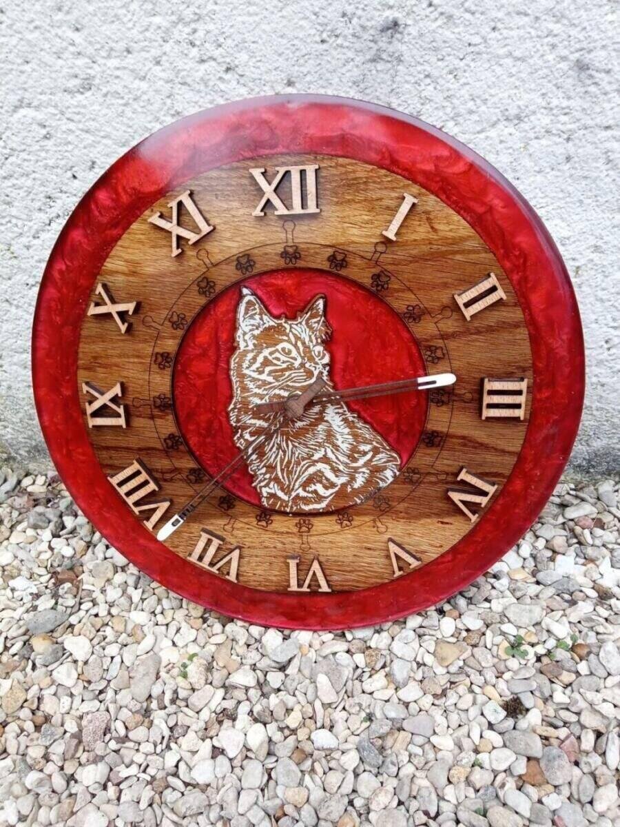 horloge « chat »en bois et epoxy rouge