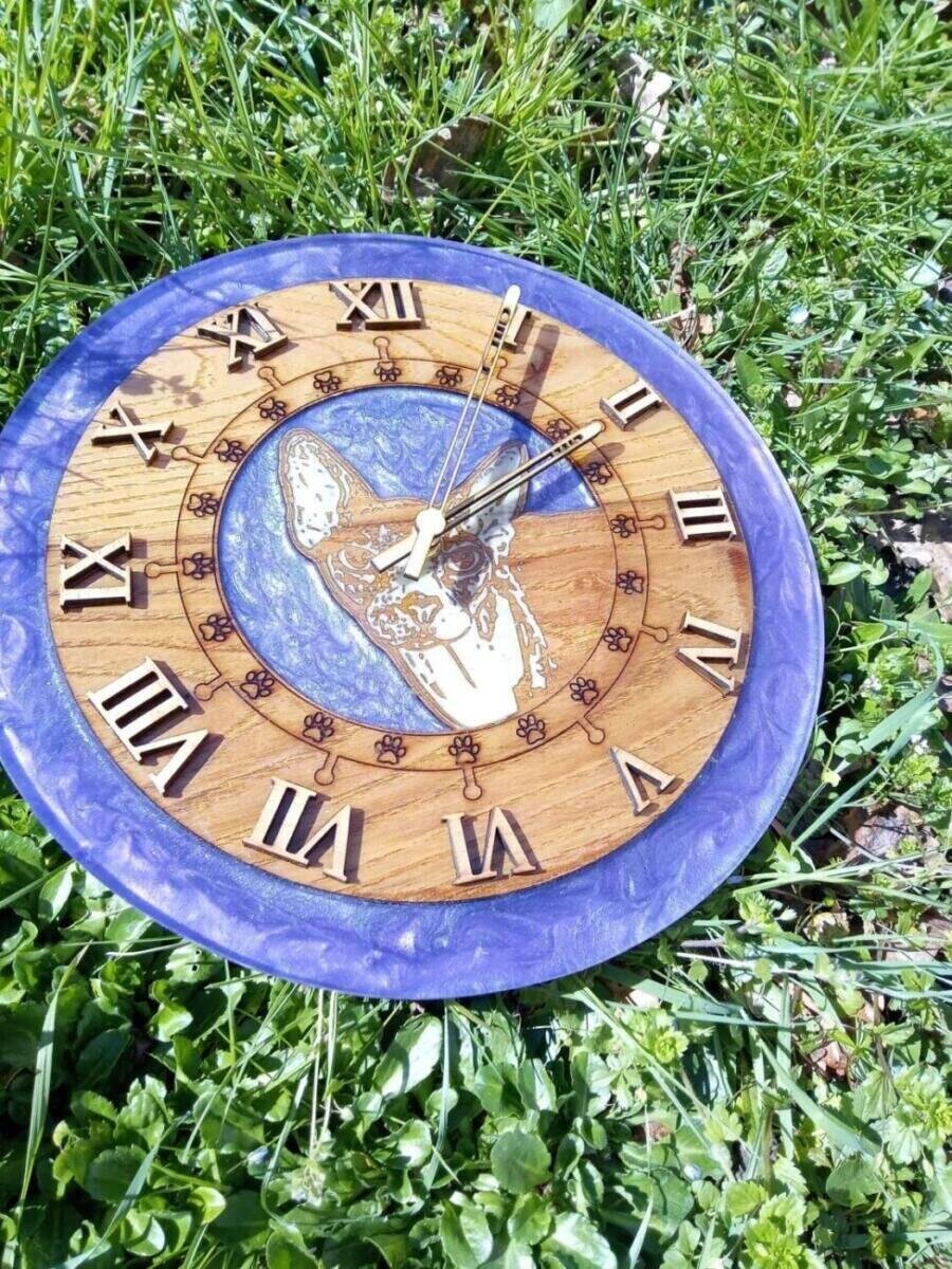 Horloge Murale Artisanale Chêne Massif & Époxy Violet – Chat Sphynx Personnalisé (Diamètre 35 cm) – vue de côté
