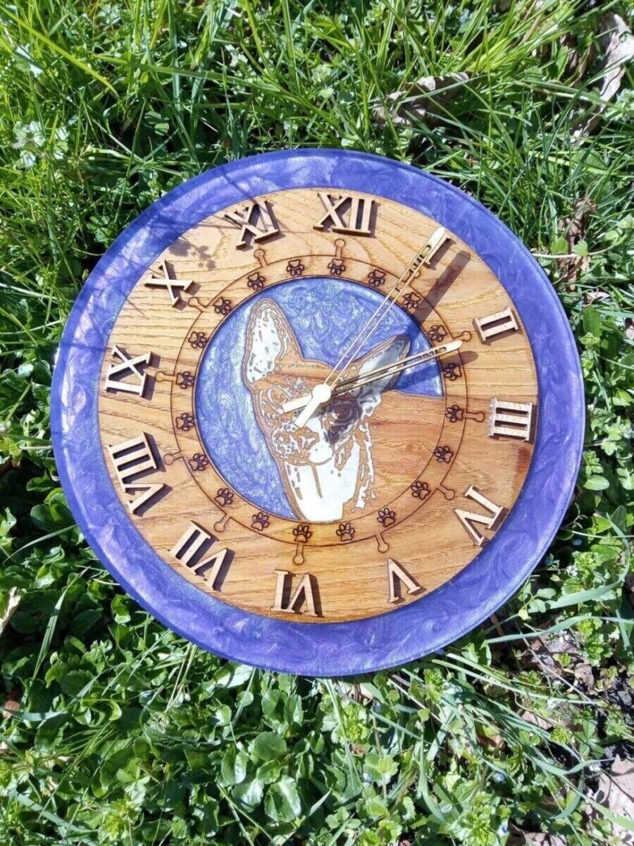Horloge Murale Artisanale Chêne Massif & Époxy Violet – Chat Sphynx Personnalisé (Diamètre 35 cm)