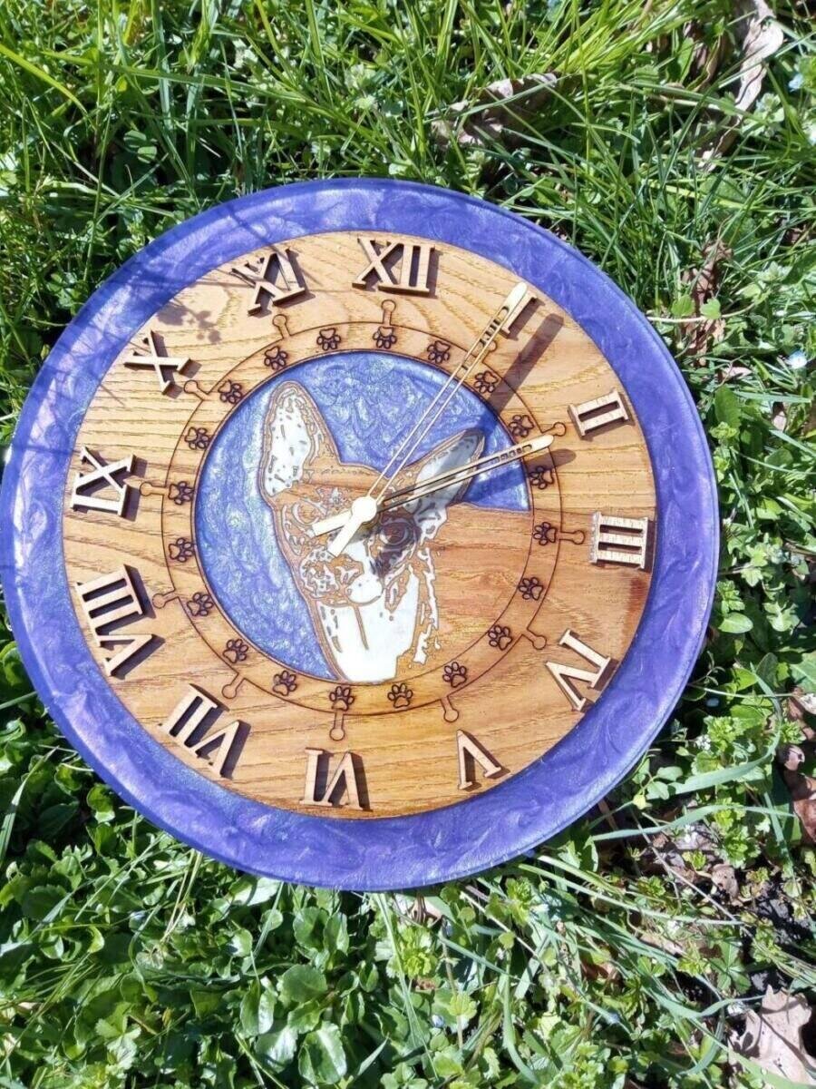 Horloge Murale Artisanale Chêne Massif & Époxy Violet – Chat Sphynx Personnalisé (Diamètre 35 cm)