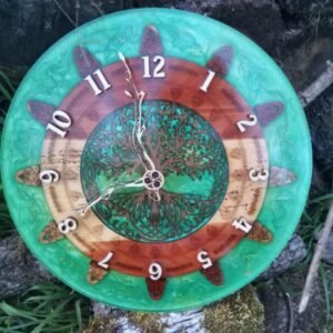 Horloge Murale Celtique « Arbre de Vie » en Orme et Résine Époxy Verte (Ø 35cm)