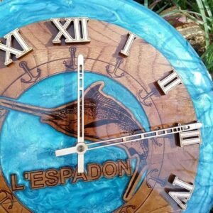 Horloge Murale Nautique « L&rsquo;Espadon » en Chêne Gravé & Résine Époxy Bleue (Ø 35cm) – vue de détail