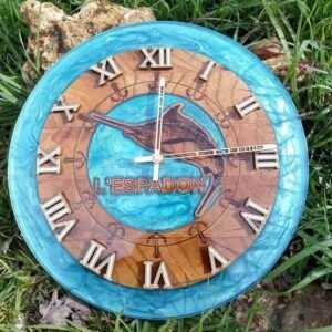 Horloge Murale Nautique « L&rsquo;Espadon » en Chêne Gravé & Résine Époxy Bleue (Ø 35cm)