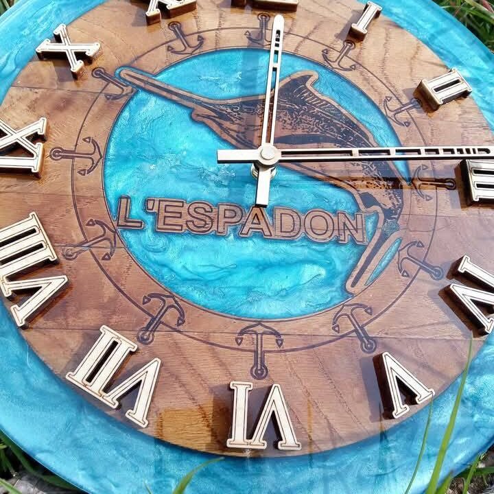Horloge Murale Nautique « L&rsquo;Espadon » en Chêne Gravé & Résine Époxy Bleue (Ø 35cm)