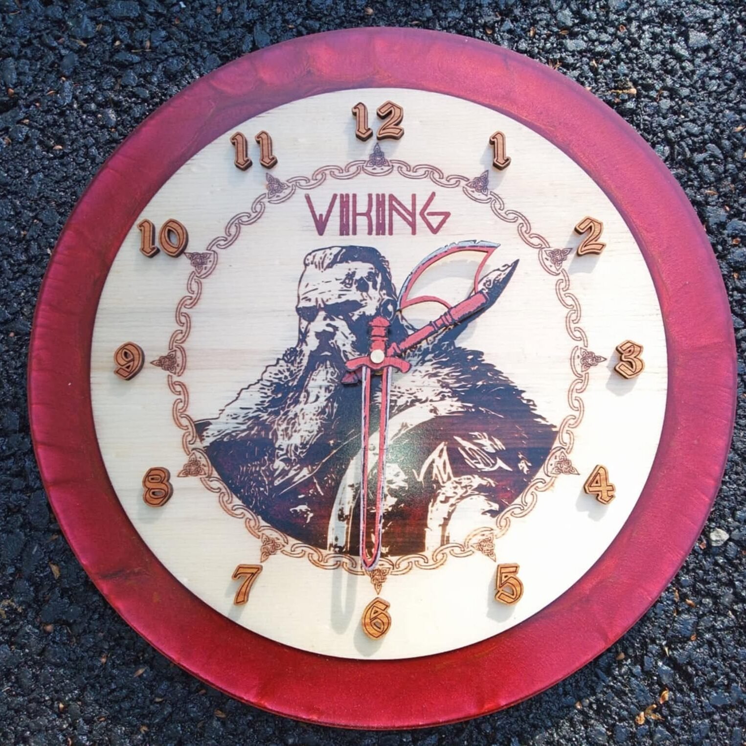 Horloge Murale Artisanale « Viking » – Bois Peuplier & Résine Époxy Rouge