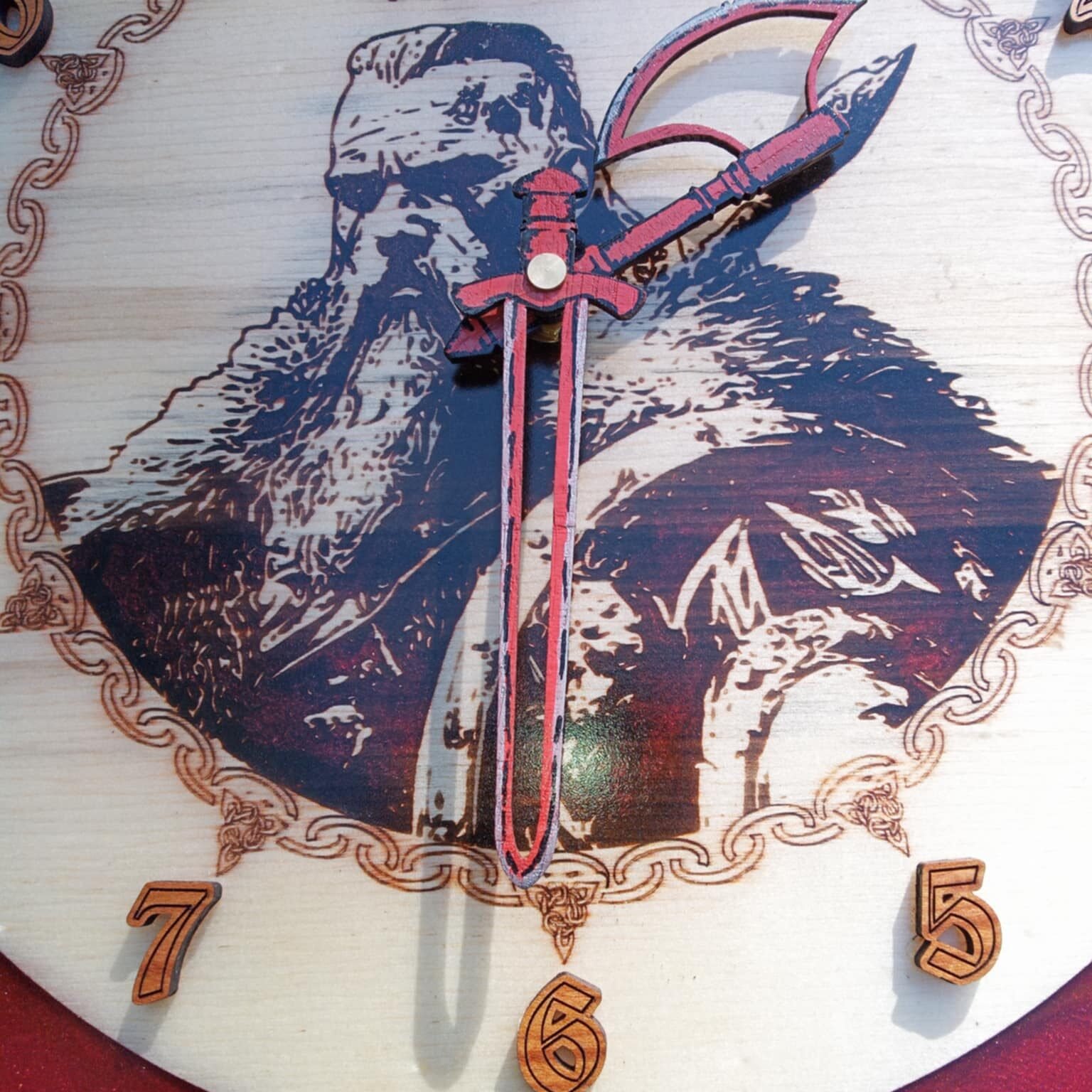 Horloge Murale Artisanale « Viking » – Bois Peuplier & Résine Époxy Rouge