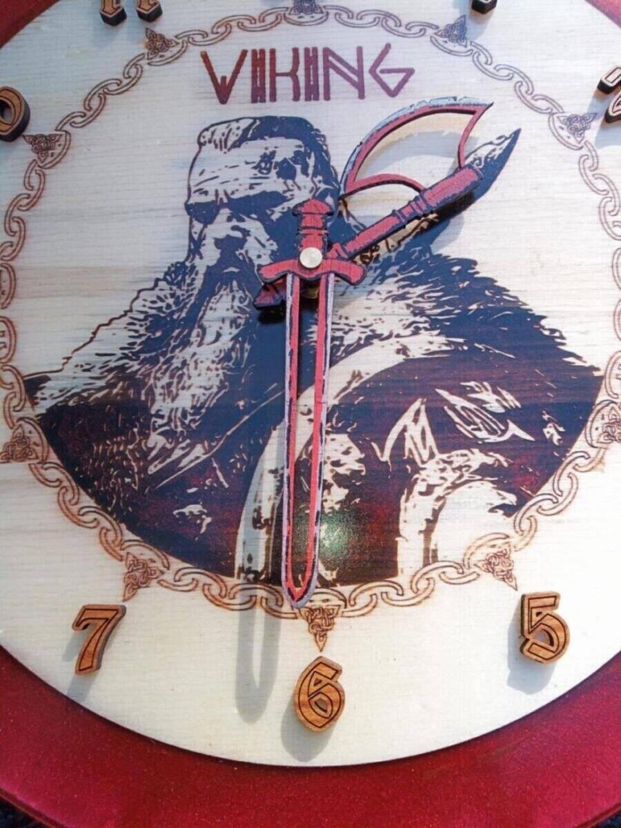 Horloge Murale Artisanale « Viking » – Bois Peuplier & Résine Époxy Rouge – vue de détail