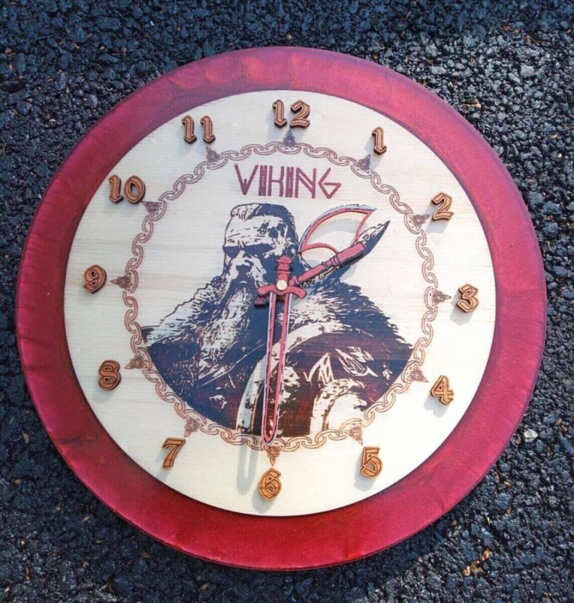 Horloge Murale Artisanale « Viking » – Bois Peuplier & Résine Époxy Rouge – vue d’ensemble